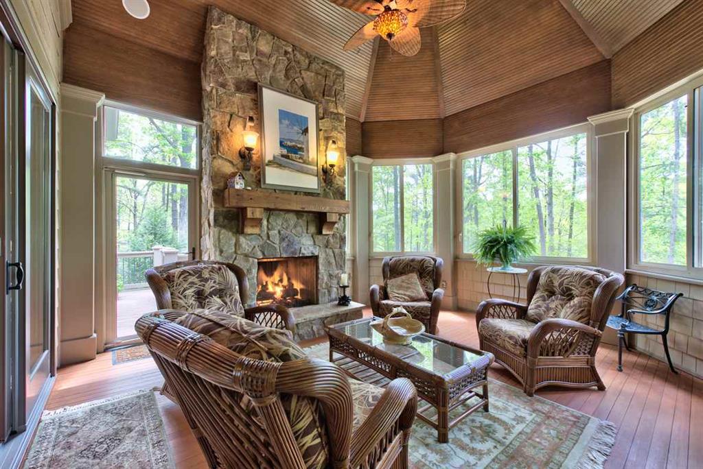 1060 HENRYS HILL, Greensboro, United States 30642