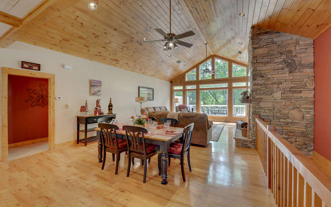 520 Lightwood Ln, Hartwell, GA 30643