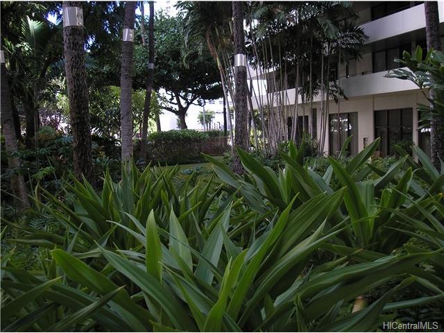 425 Ena Road, Honolulu, HI 96815