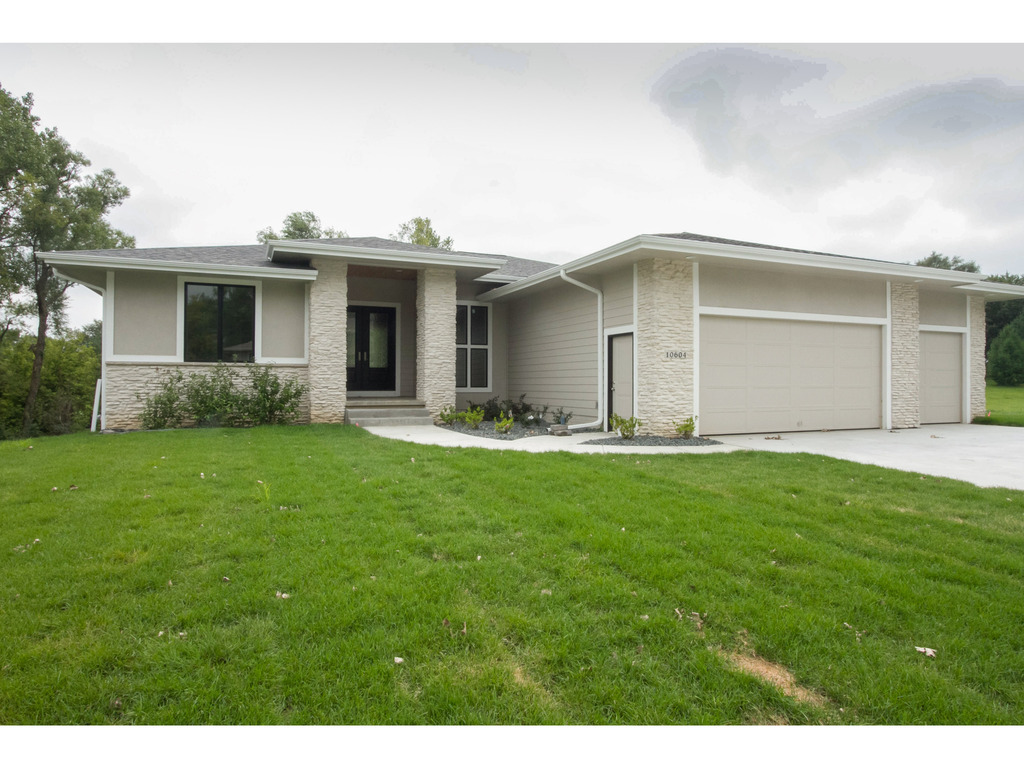 10604 NW 74th PL, Johnston, IA 50131