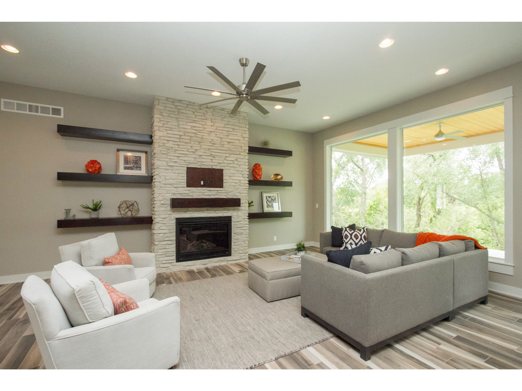 10604 NW 74th PL, Johnston, IA 50131