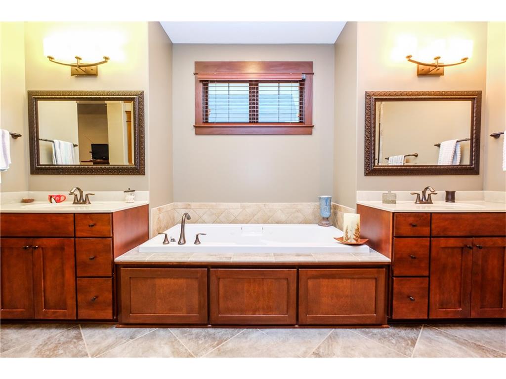 5561 Sandstone Drive, West Des Moines, IA 50266
