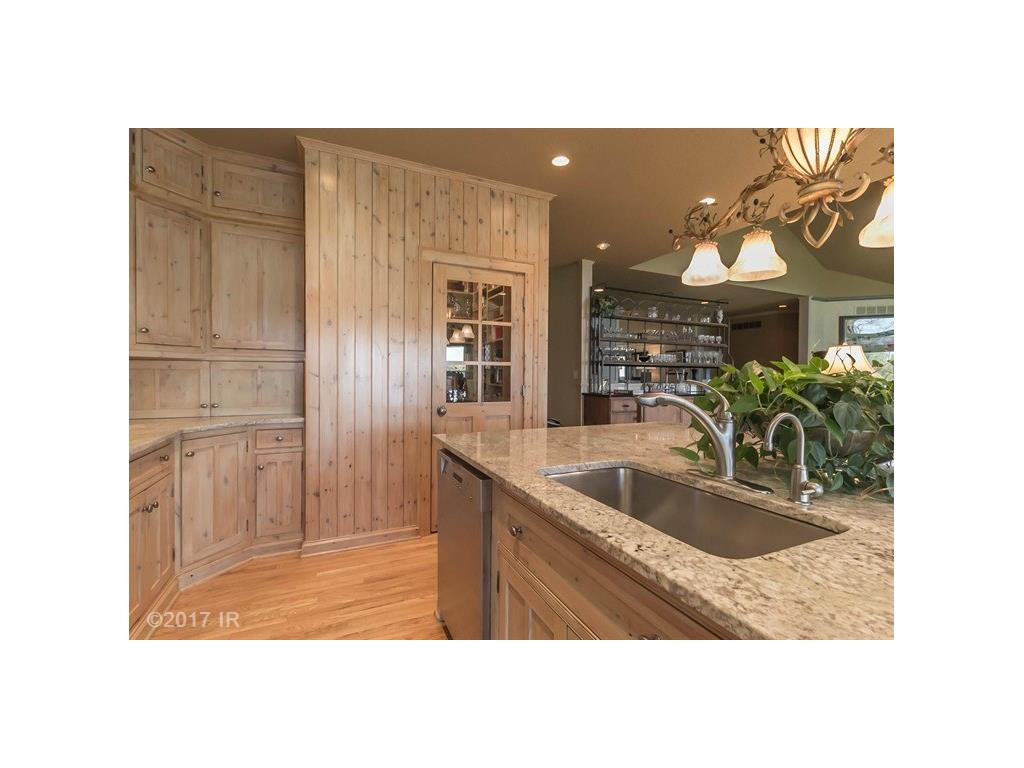 1105 Burr Oaks Drive, West Des Moines, IA 50266