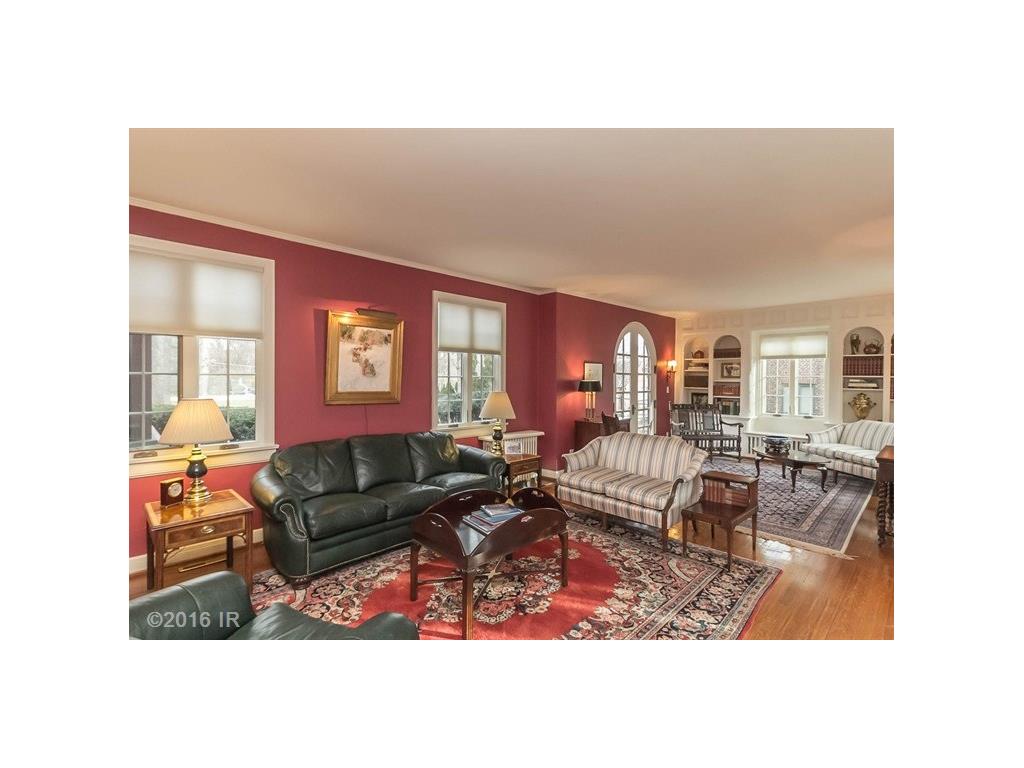 4233 Woodlawn Drive, Des Moines, IA 50312