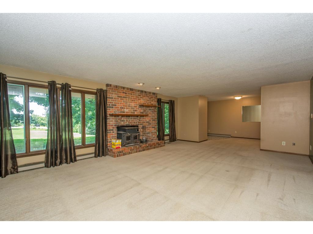 1687 NE 56th ST, Pleasant Hill, IA 50327
