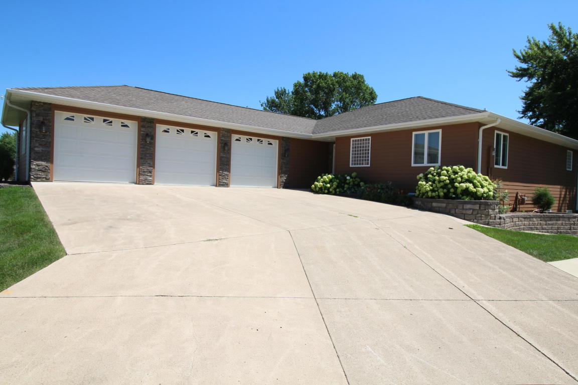 945 Emerald Pines Drive, Arnolds Park, IA 51331