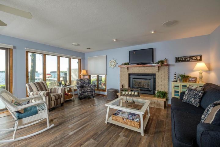 2209 LAKESHORE Drive, Wahpeton, IA 51351