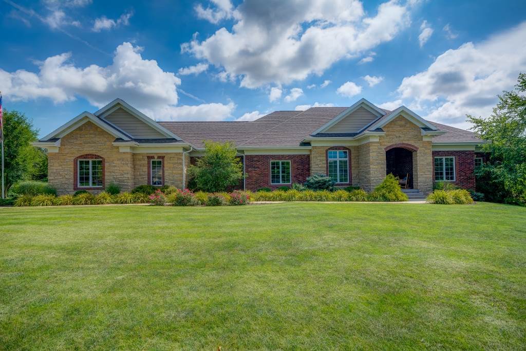 16572 Forest Glen, Dubuque, IA 52001