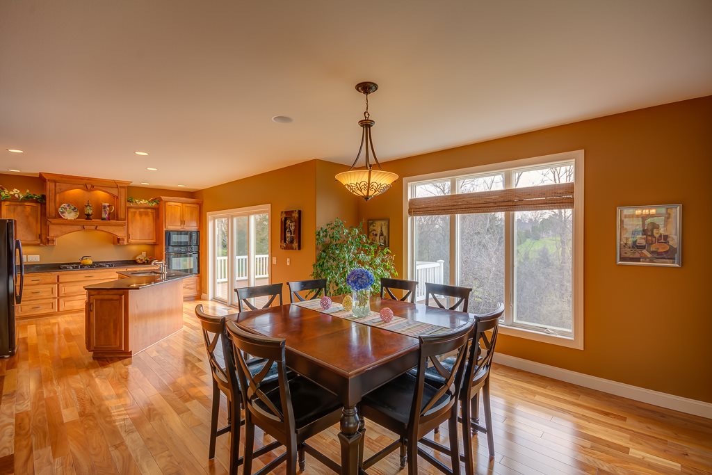 16572 Forest Glen, Dubuque, IA 52001
