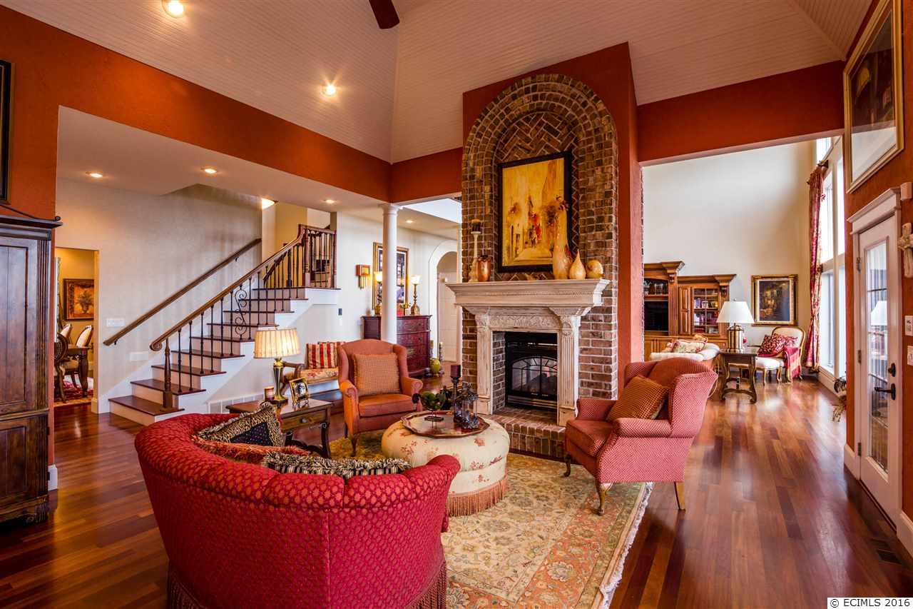 21054 Country Squire, Dubuque, IA 52001