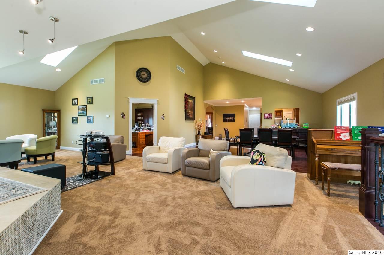 5643 Irina, Asbury, IA 52002