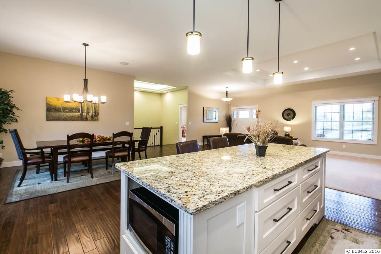 1225 Heather, Dubuque, IA 52003