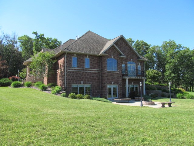 1674 Viking Hills, Decorah, IA 52101
