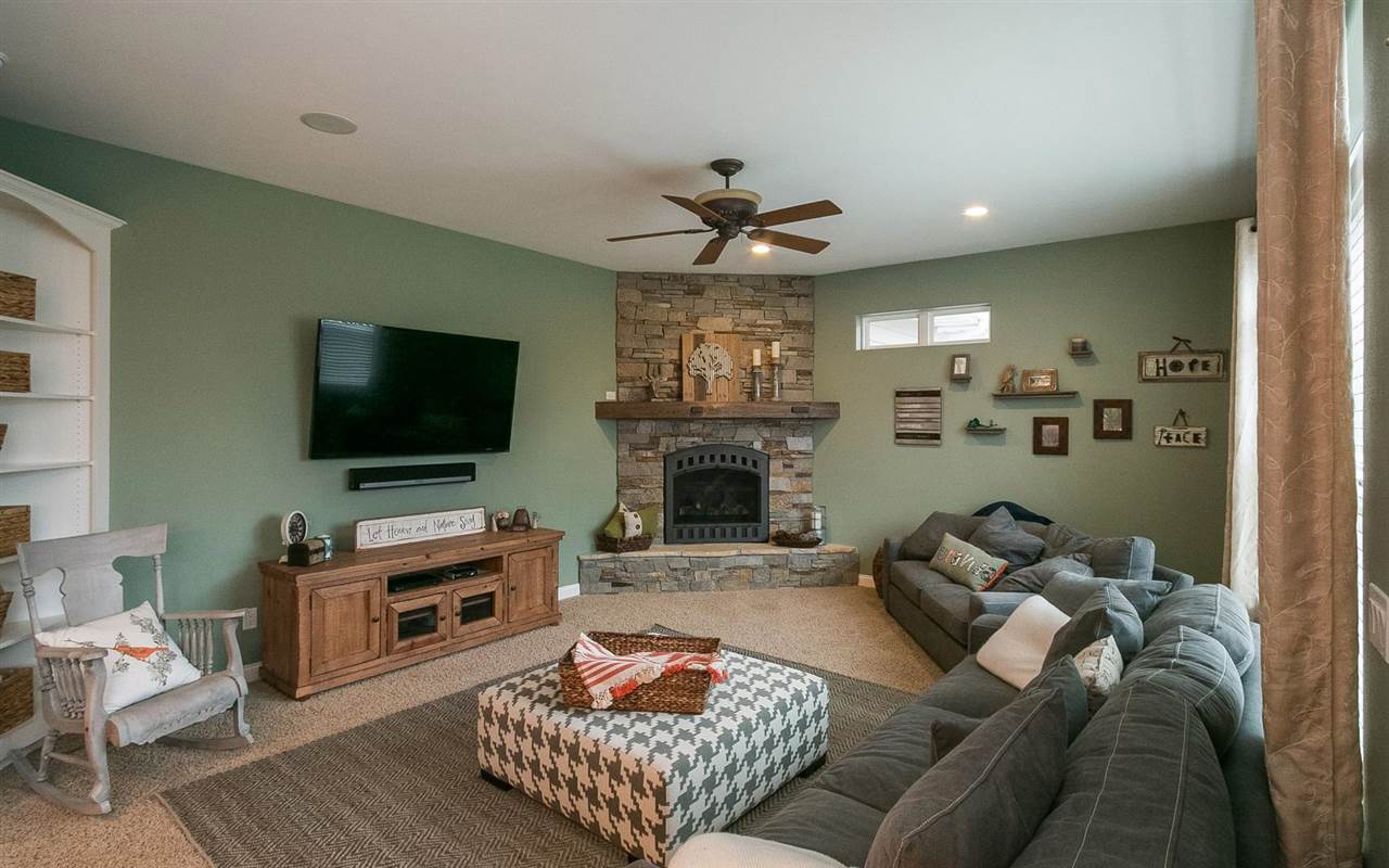 2002Diamond Mil Cir, Coralville, IA 52241