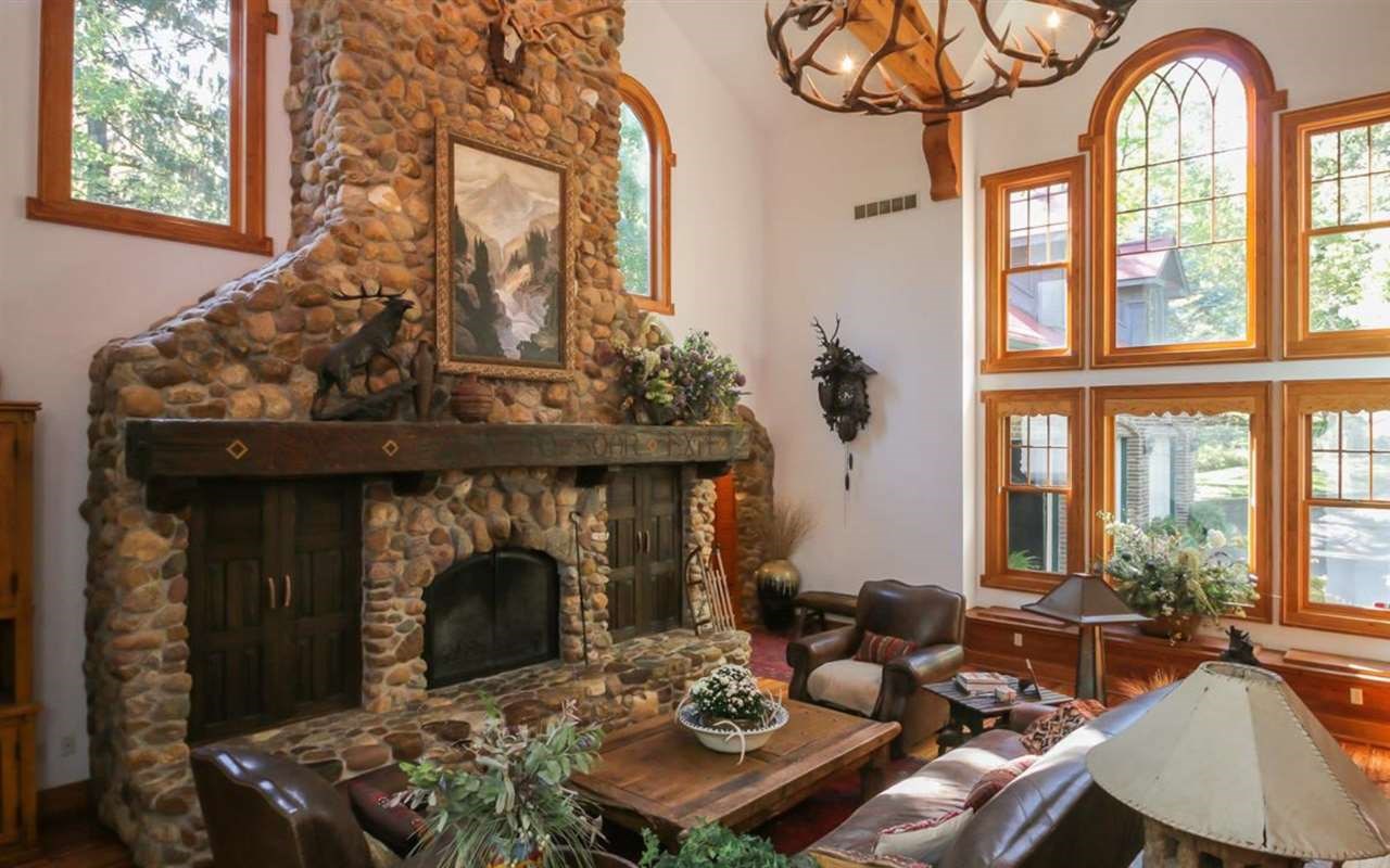 2075 Cottage Glen Rd SE, Cedar Rapids, IA 52403