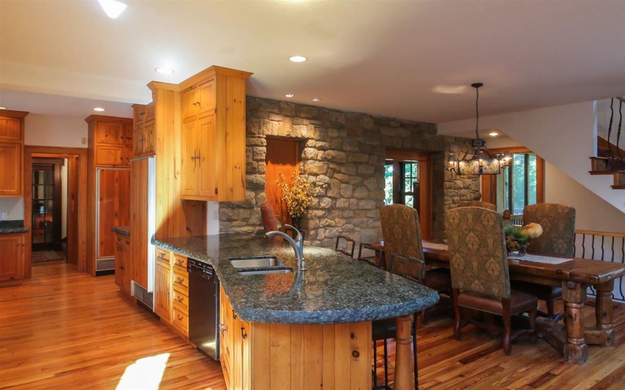 2075 Cottage Glen Rd SE, Cedar Rapids, IA 52403