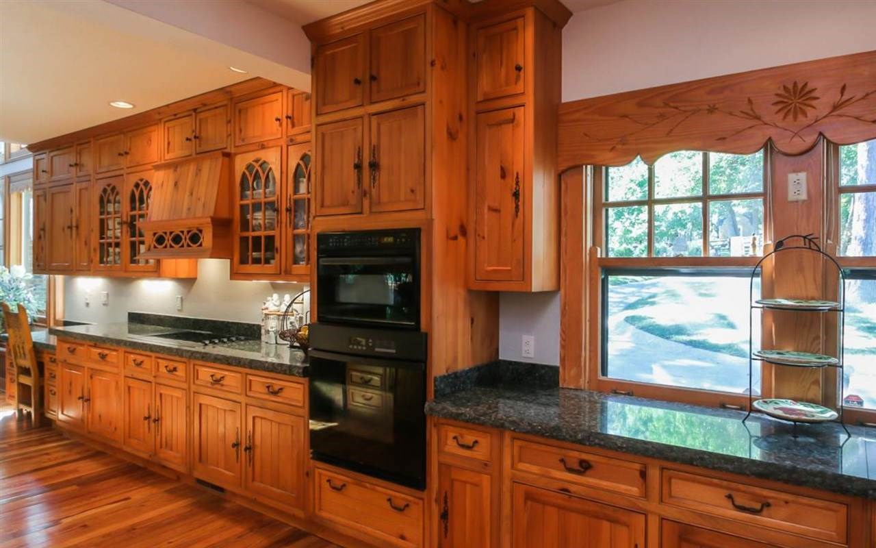 2075 Cottage Glen Rd SE, Cedar Rapids, IA 52403