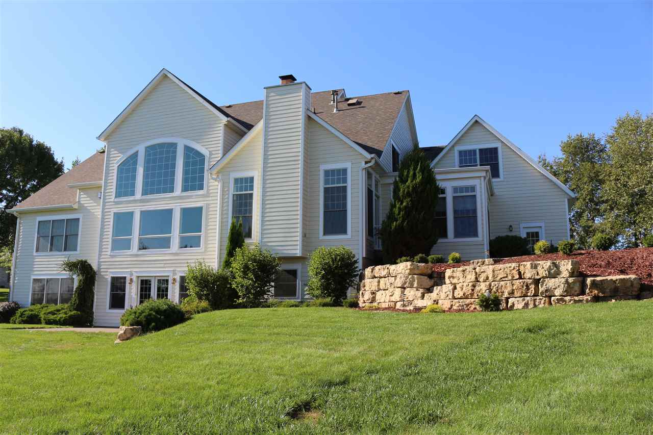 3PEBBLE CREEK, Le Claire, IA 52753