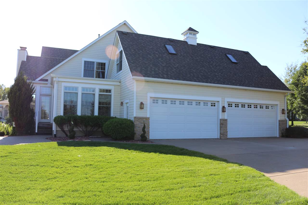 3PEBBLE CREEK, Le Claire, IA 52753