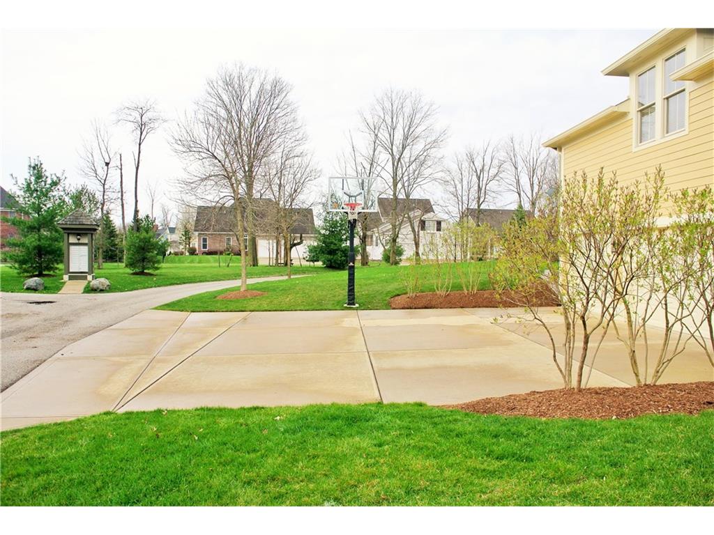 6695 CHAPEL XING, Zionsville, IN 46077