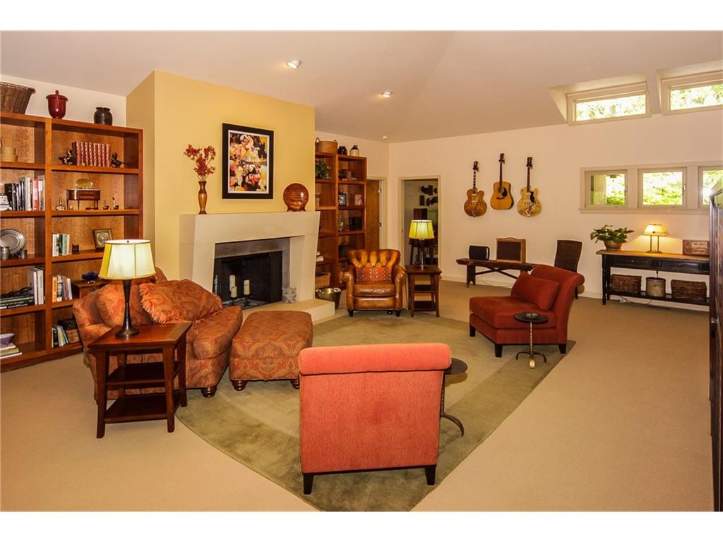 735 Pineview Drive, Zionsville, IN 46077