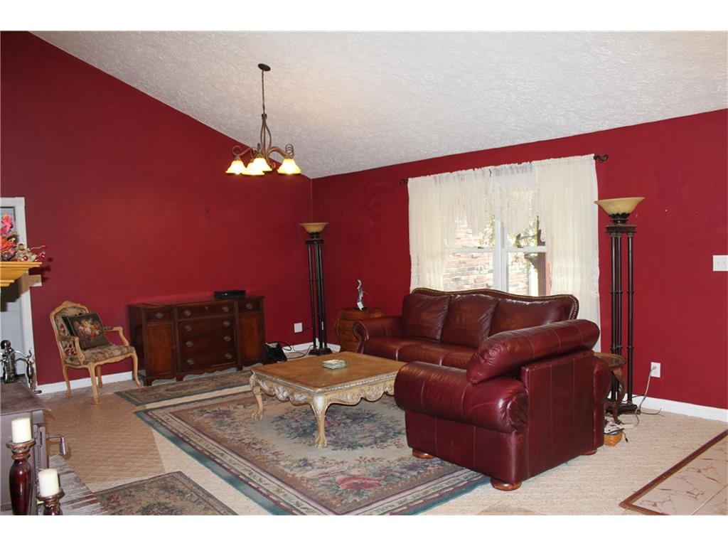 1960 COLONIAL Drive, Martinsville, IN 46151