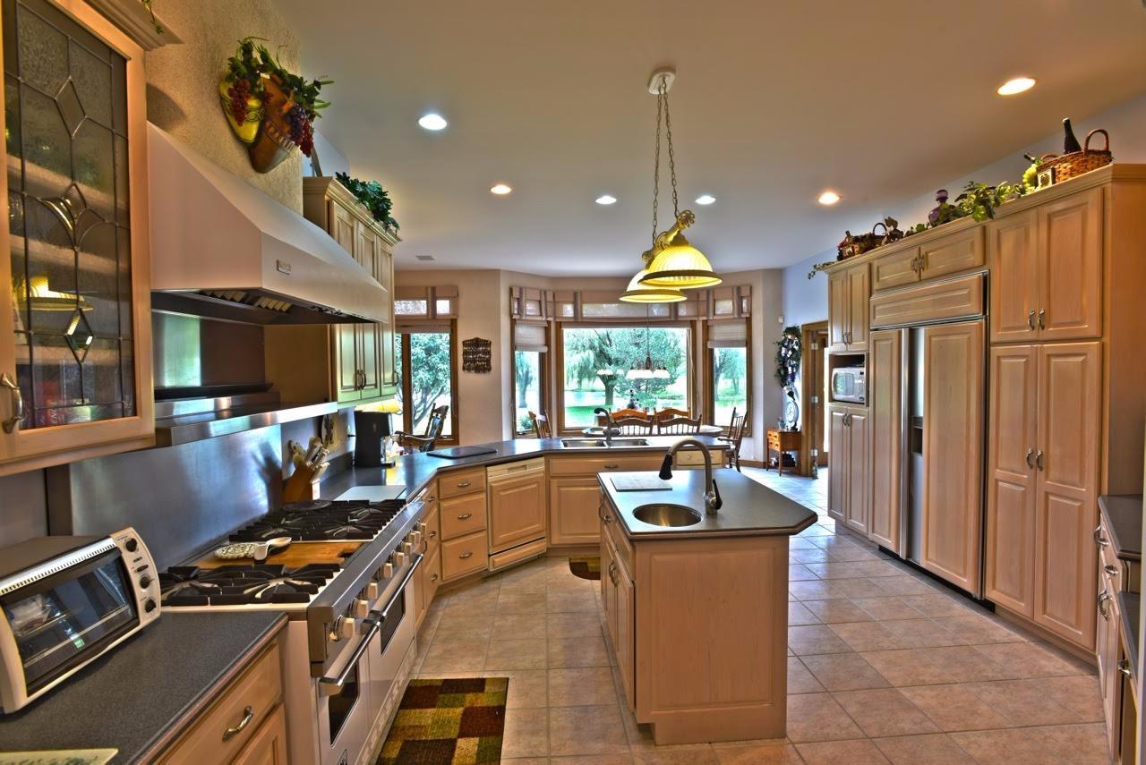 943White Hawk Dr, Crown Point, IN 46307