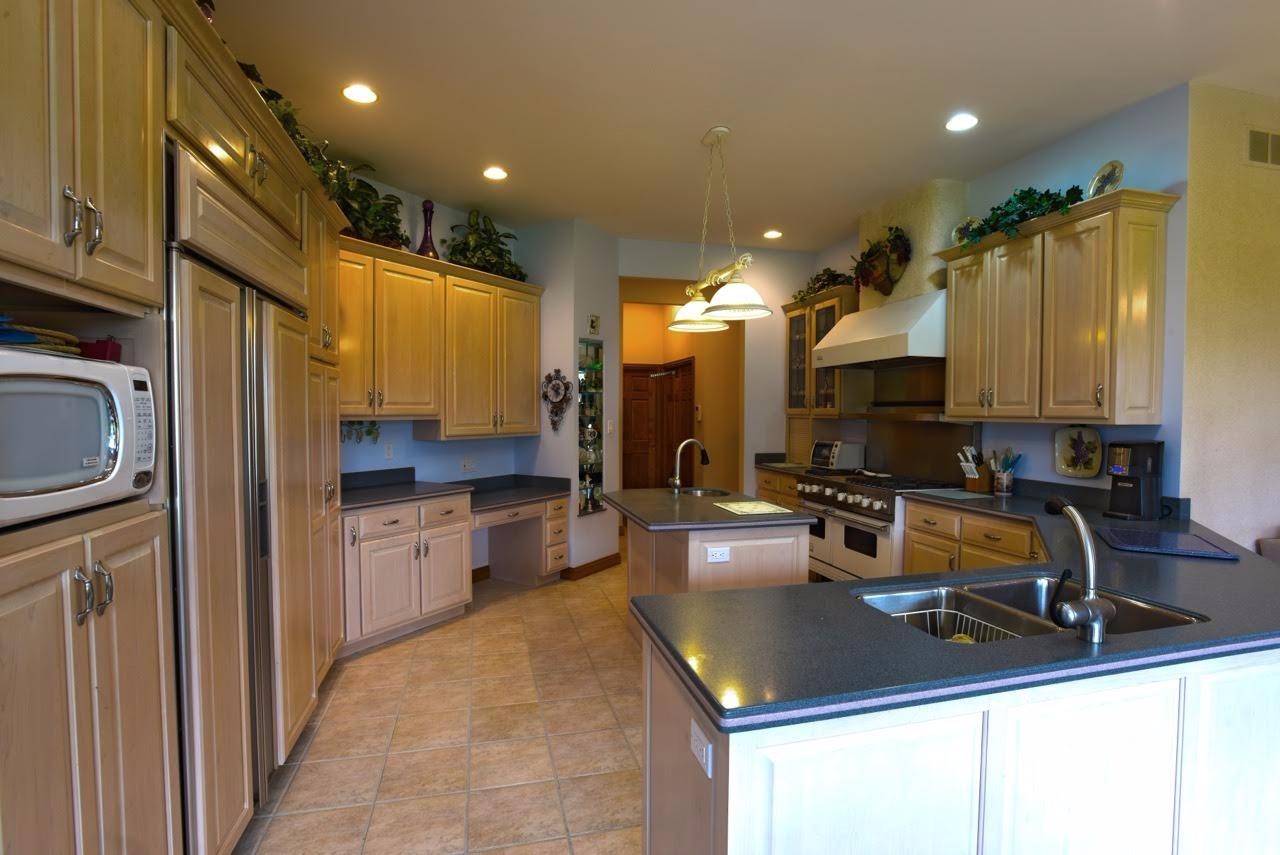 943White Hawk Dr, Crown Point, IN 46307
