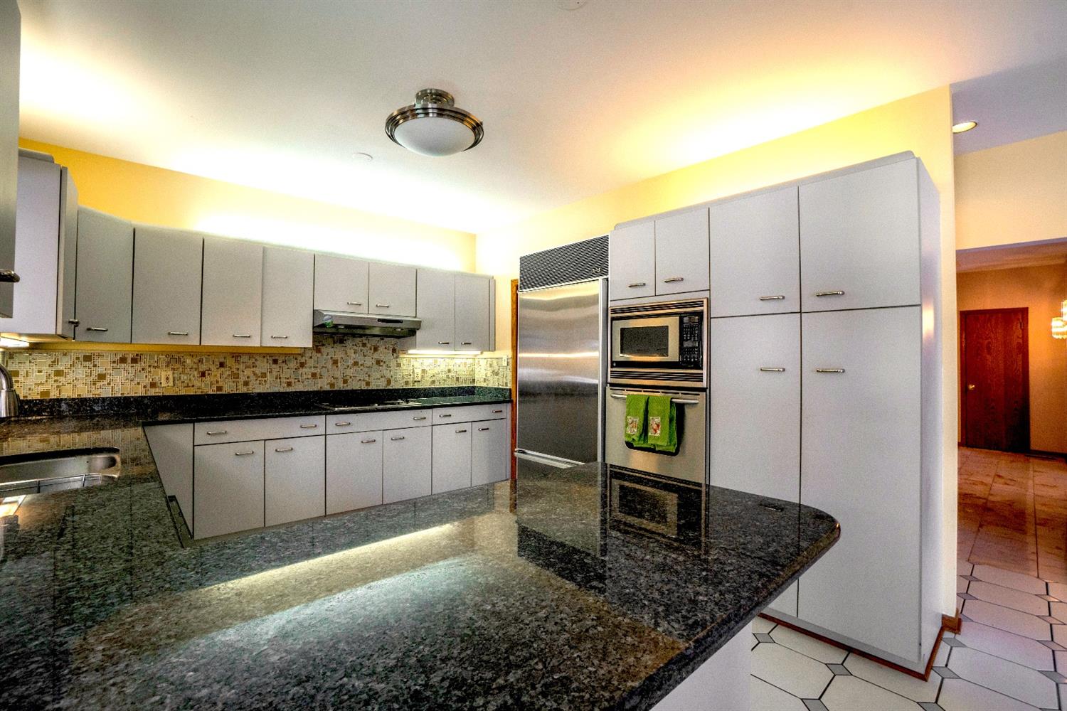 1237 Inverness Court, Schererville, IN 46375
