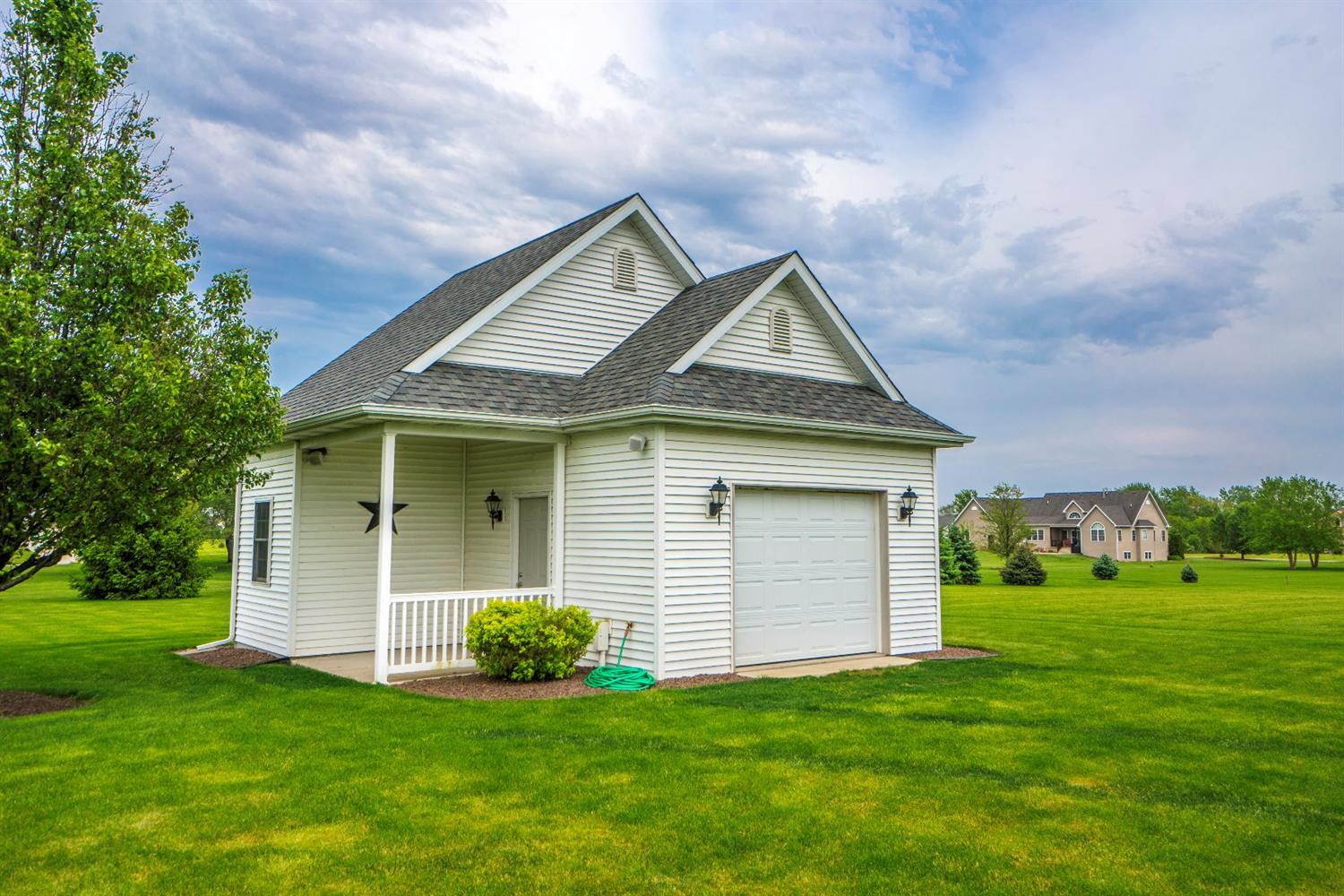 99 South Stone Creek Drive, Valparaiso, IN 46383