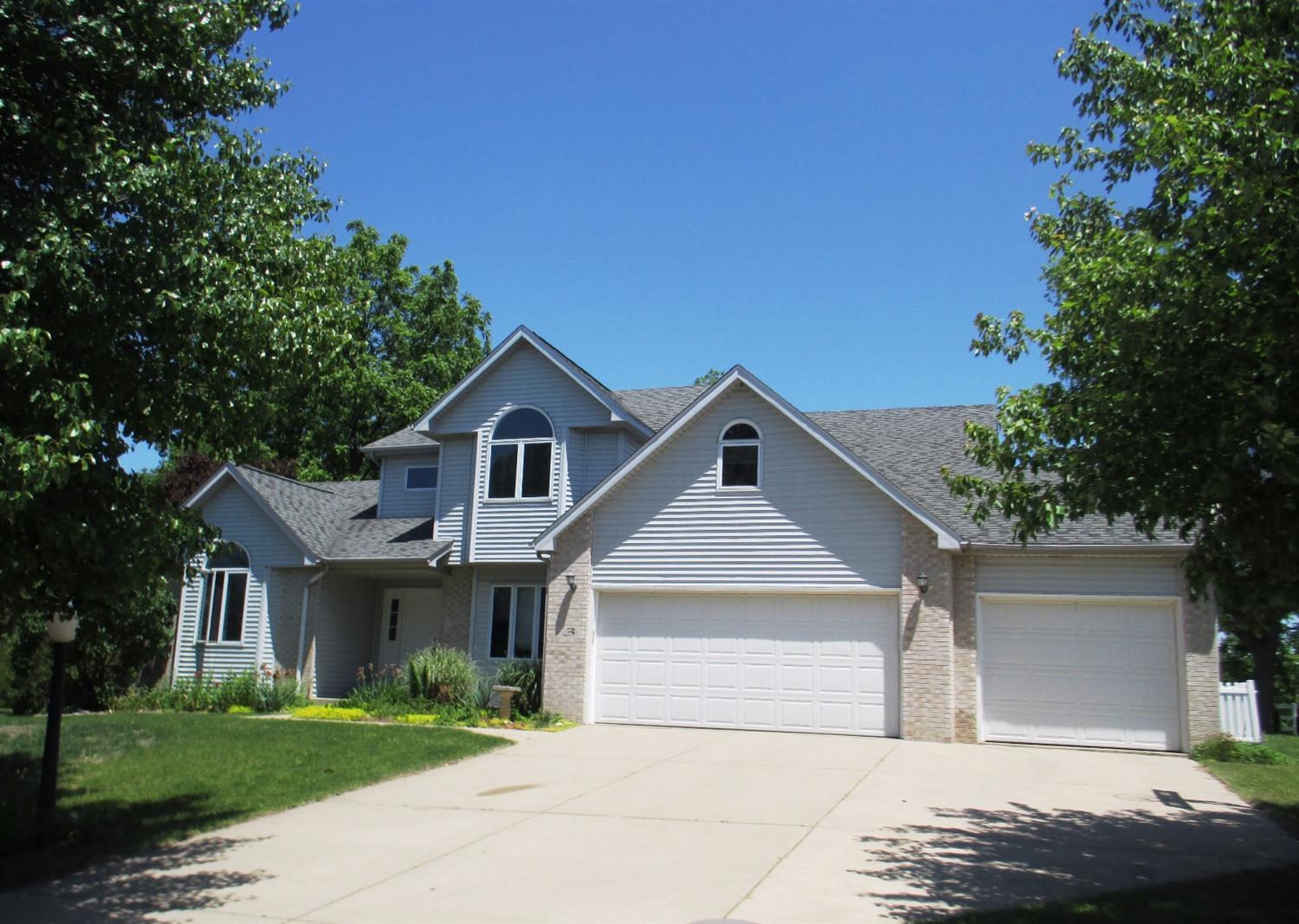 3 Covington Dr, Valparaiso, IN 46385