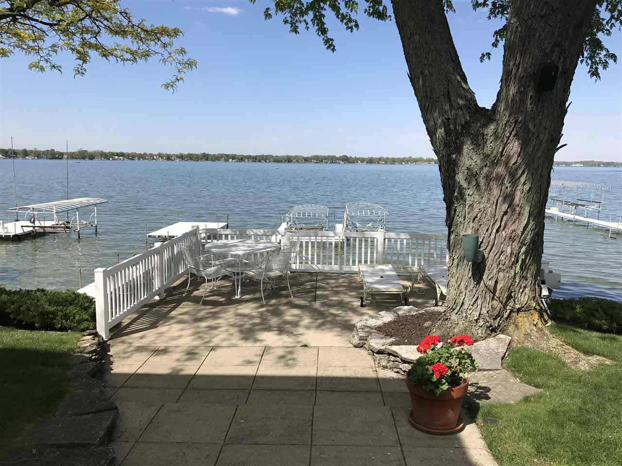 11531 N Ogden Point Road, Syracuse, IN 46567