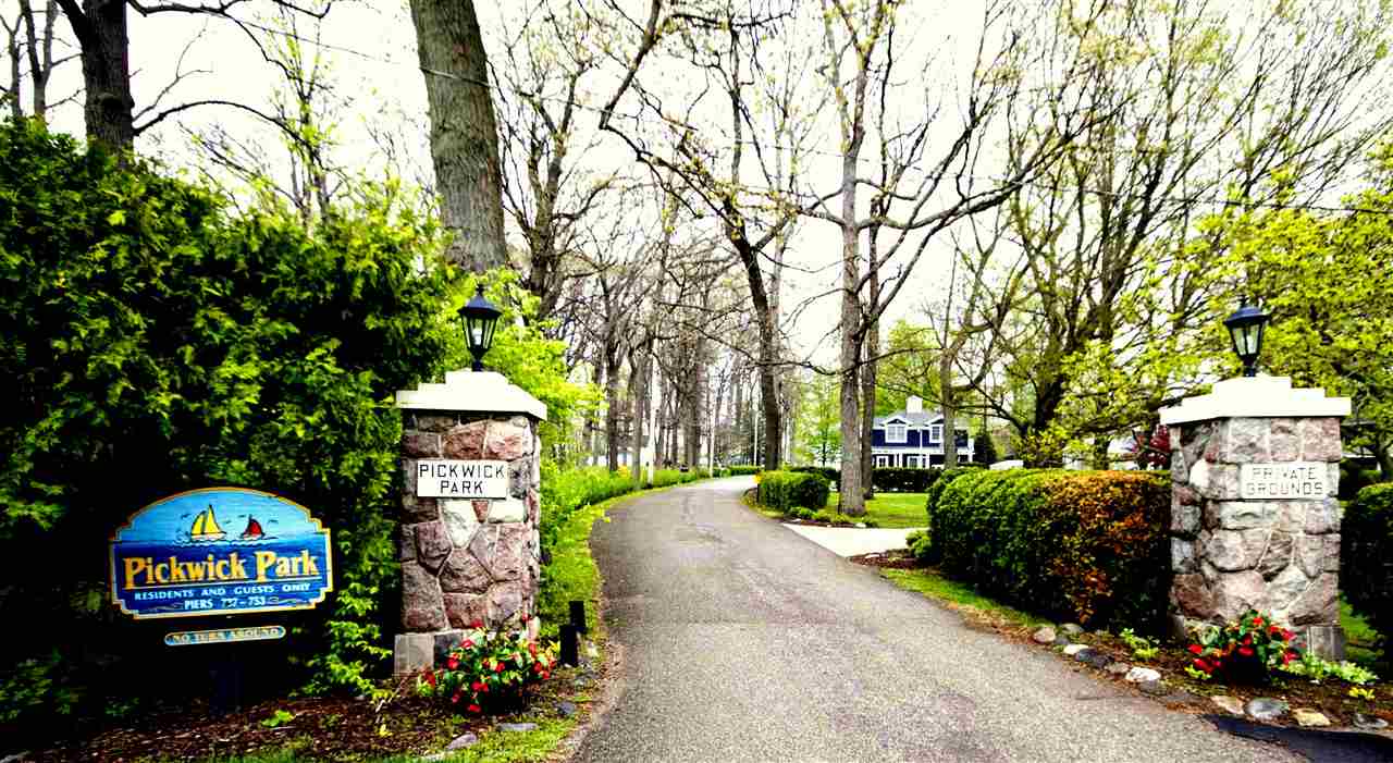 6285 E Pickwick Park Drive, Syracuse, IN 46567