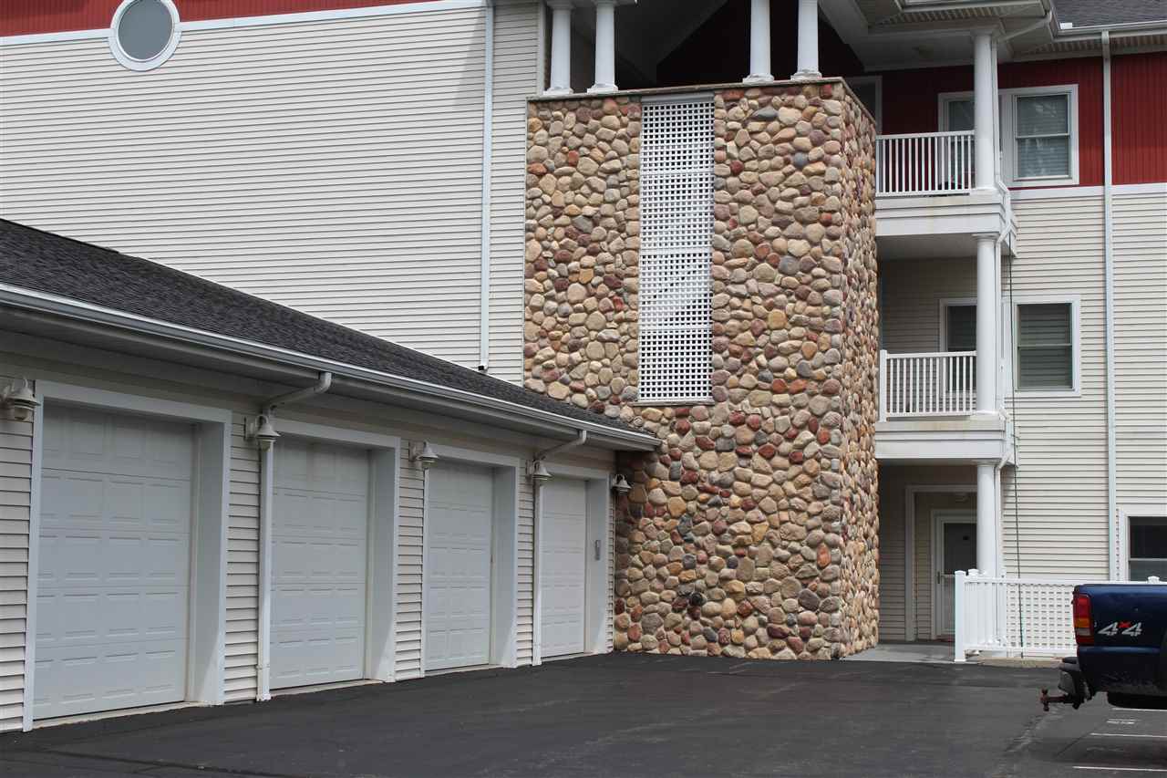 9042 E Hatchery Road, Syracuse, IN 46567