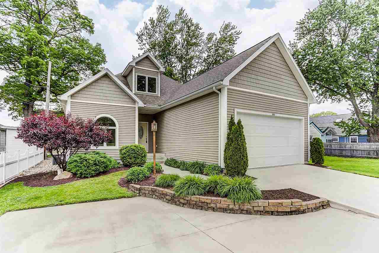 5875 Pickwick Rd, Syracuse, IN 46567