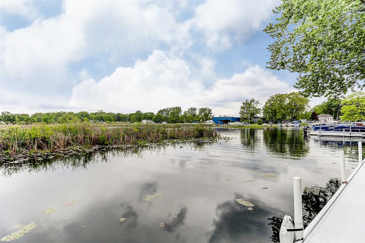 5875 Pickwick Rd, Syracuse, IN 46567