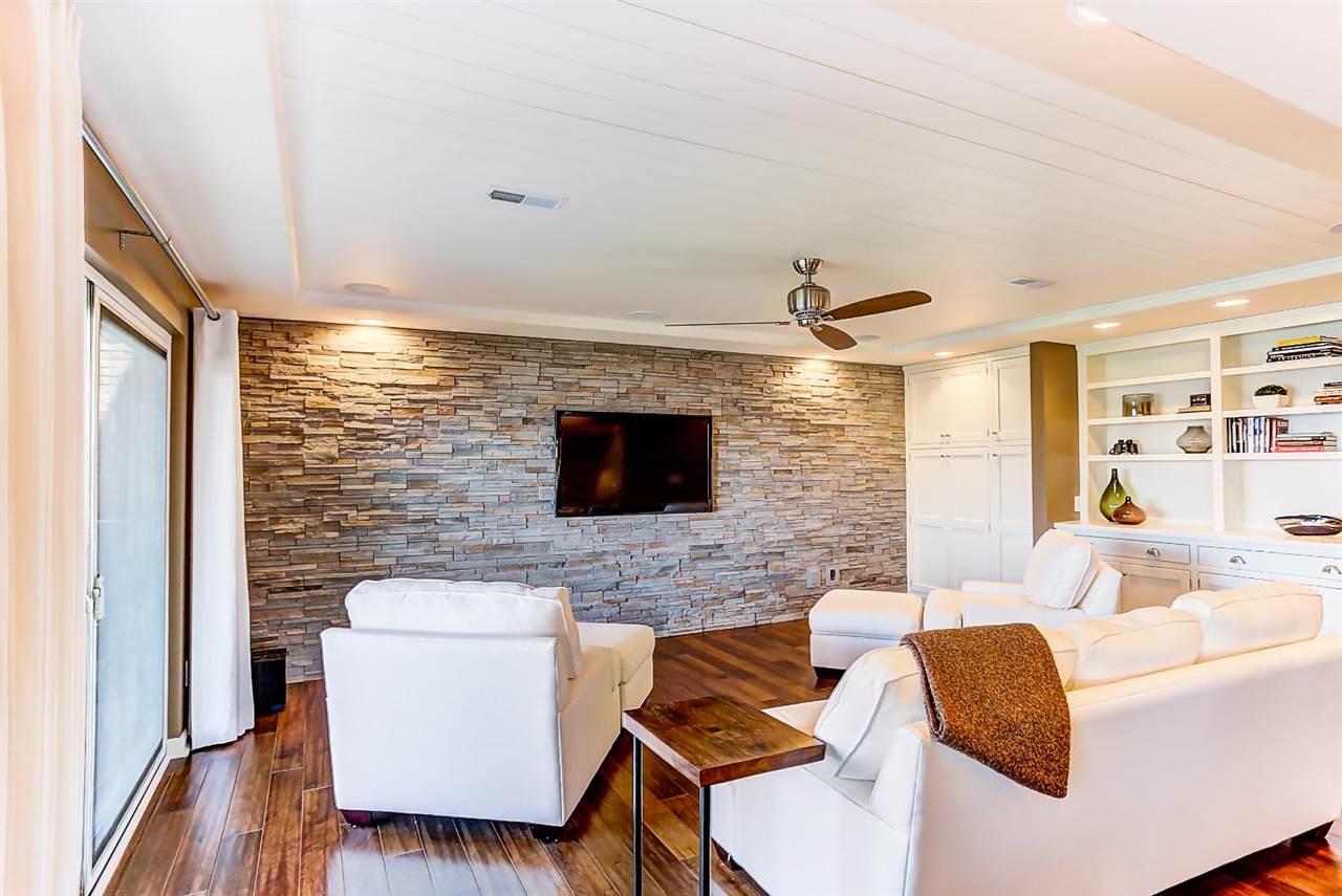 8942 E HATCHERY Road, Syracuse, IN 46567