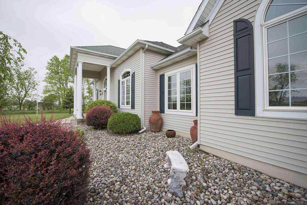 9655 E Swan Road, Laotto, IN 46763