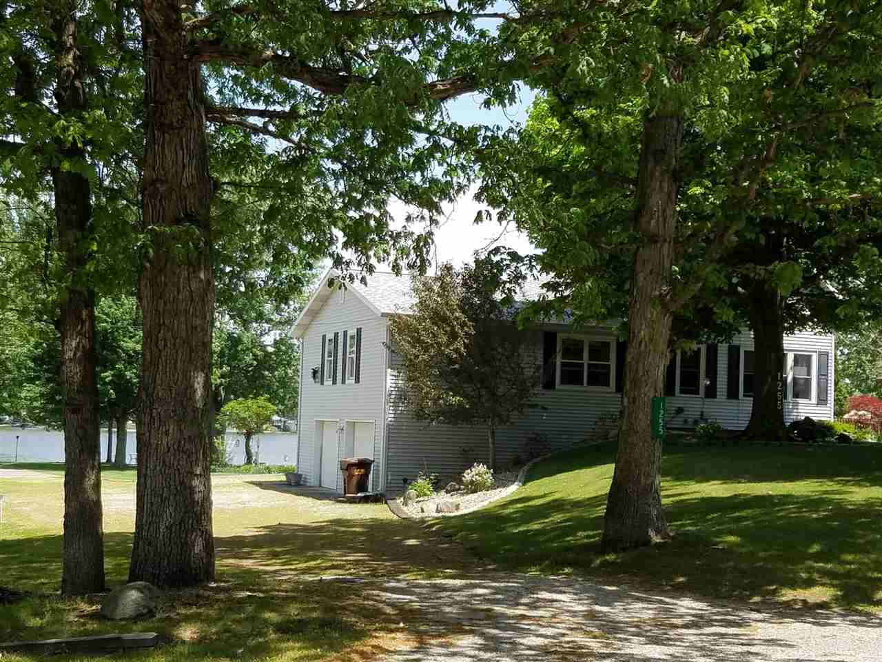 1255 E 700 S, Wolcottville, IN 46795