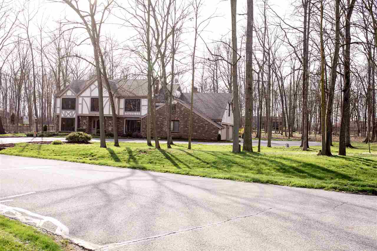 10521 Oaktree Road, Fort Wayne, IN 46845