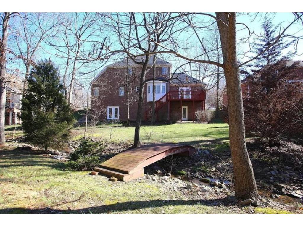 2303 Plum WoodsDr, Sellersburg, IN 47172