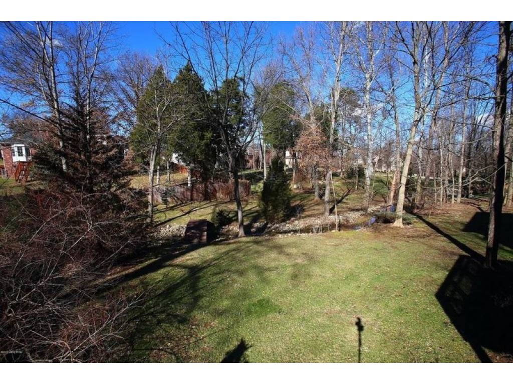 2303 Plum WoodsDr, Sellersburg, IN 47172