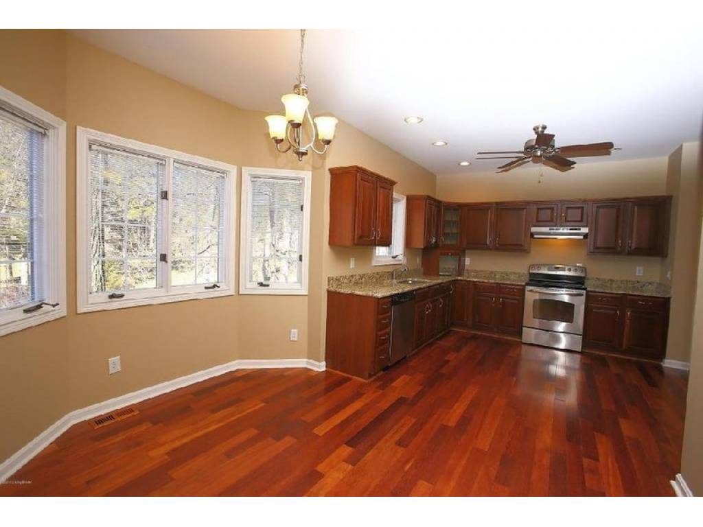 2303 Plum WoodsDr, Sellersburg, IN 47172