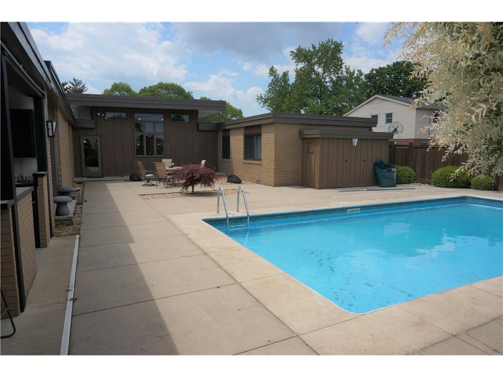 2655 Chestnut Street, Columbus, IN 47201