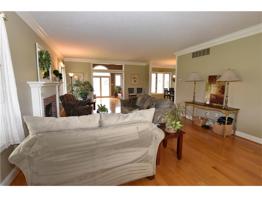 1516 North Meadows Court, Columbus, IN 47203