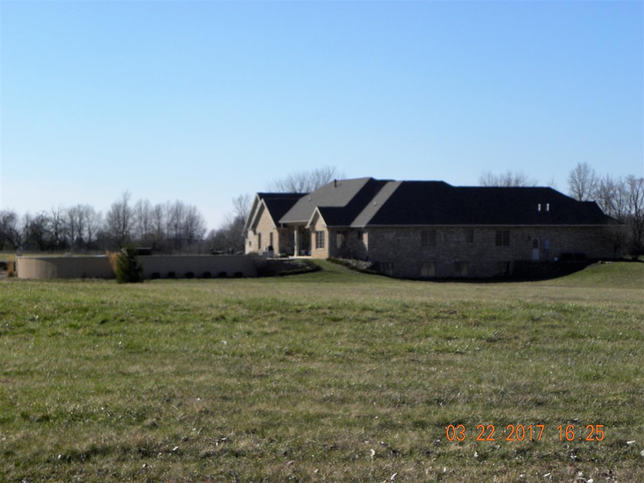 12121 W Woodcreek Dr, Yorktown, IN 47396