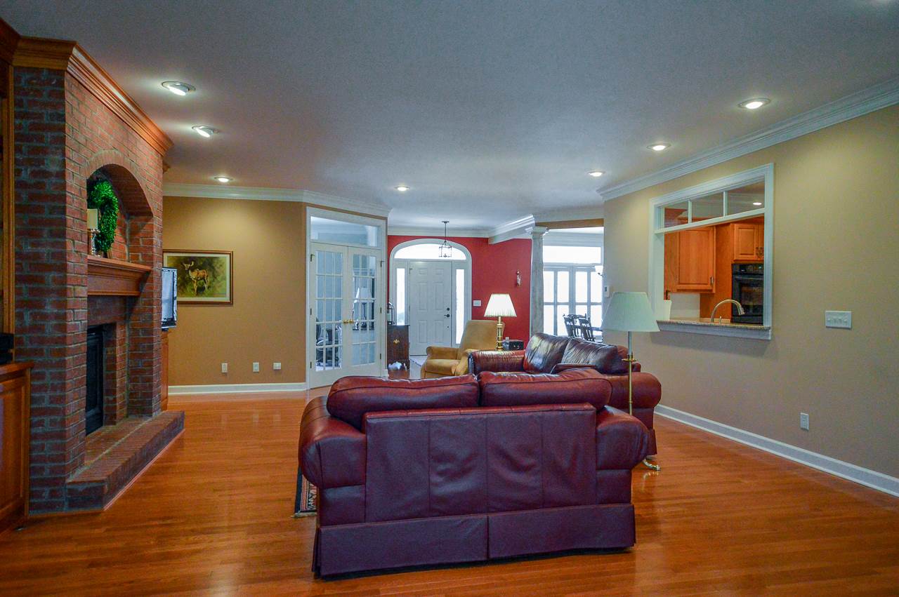 6045 Pembrooke Dr, Newburgh, IN 47630
