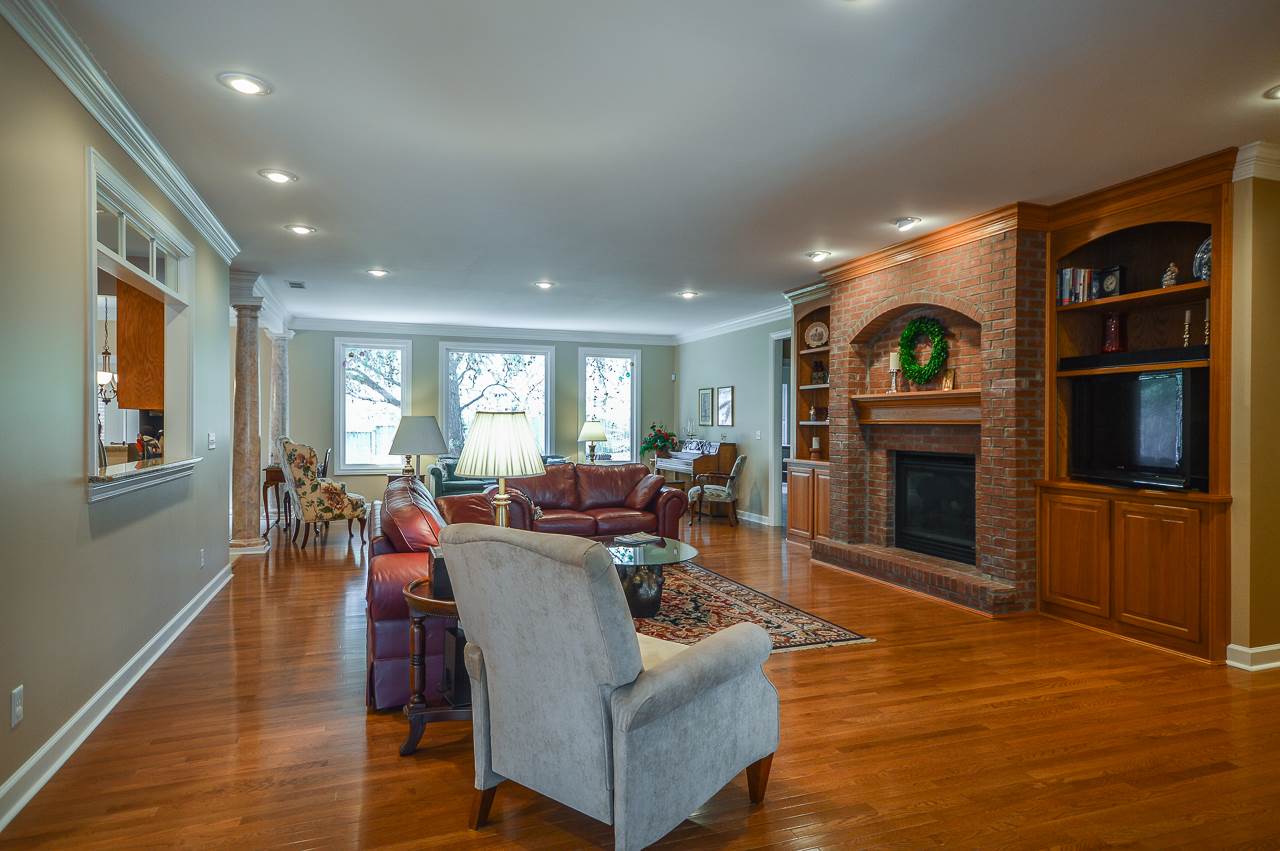 6045 Pembrooke Dr, Newburgh, IN 47630