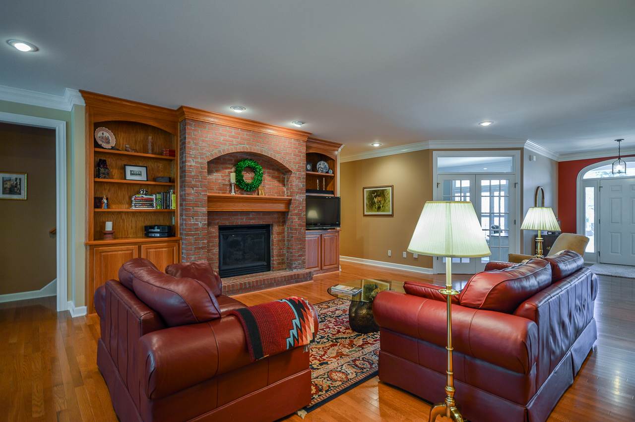 6045 Pembrooke Dr, Newburgh, IN 47630