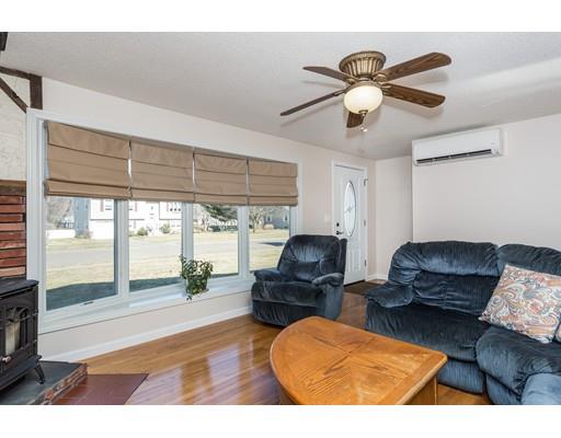 135 Country Rd, Agawam, MA 01001